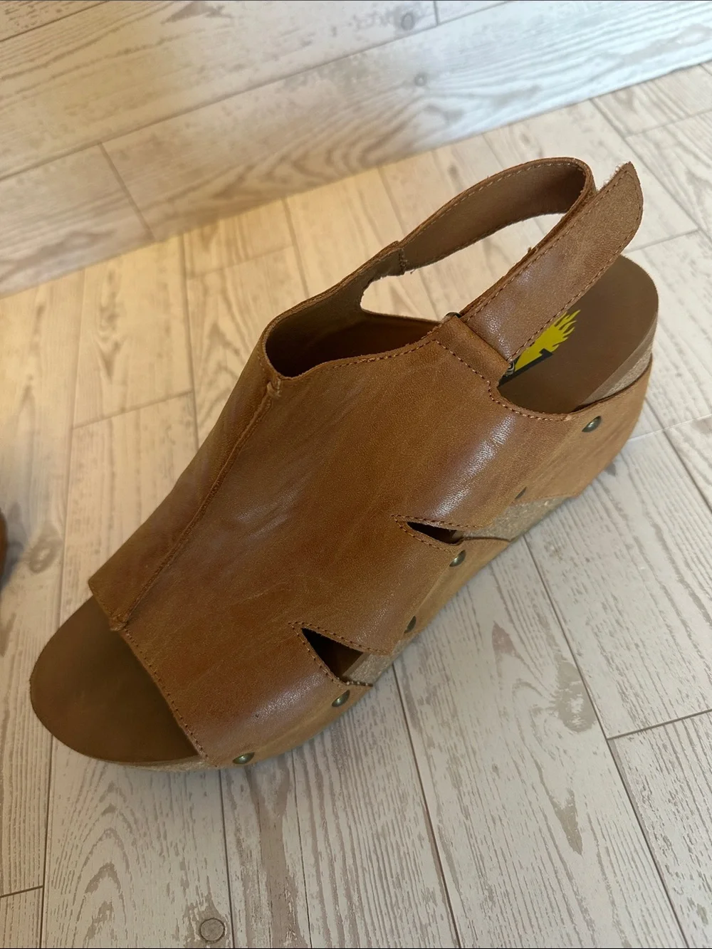 Volatile Montpelier Brown Suede Studded Wedge Sandals Peep Toe Size 9